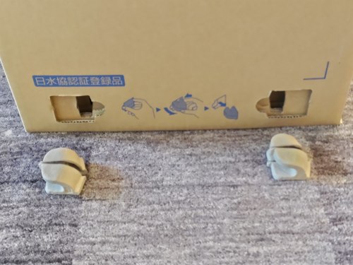 梱包された状態から下部ロックを外しました